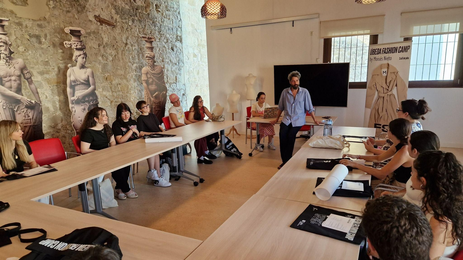 El diseñador Moisés Nieto dirige la segunda edición de 'Úbeda Fashion Camp'. El diseñador Moisés Nieto dirige la segunda edición de 'Úbeda Fashion Camp'.