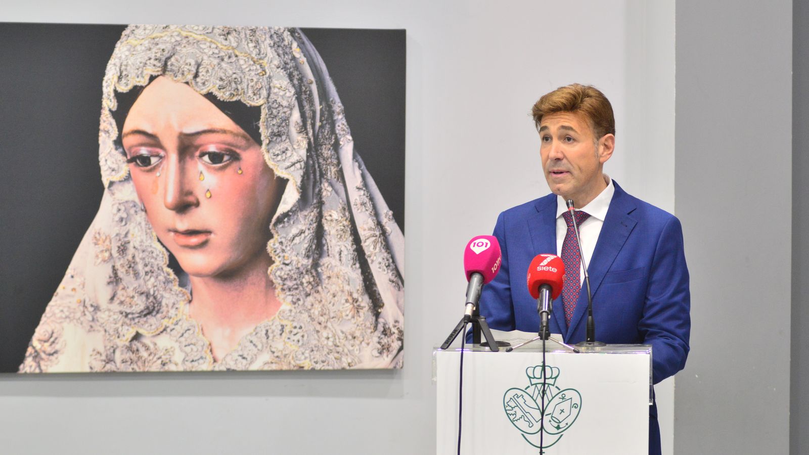 Grande de León explicando el proceso.