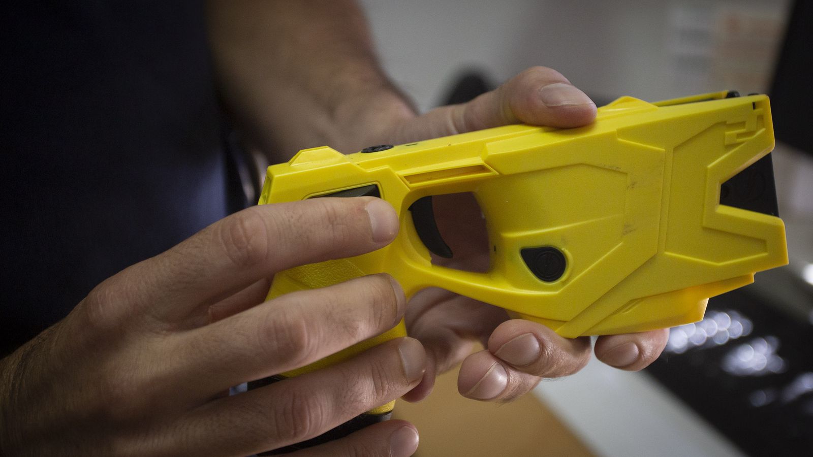 La pistola eléctrica, o dispositivo electrónico de control, como se llama oficialmente.