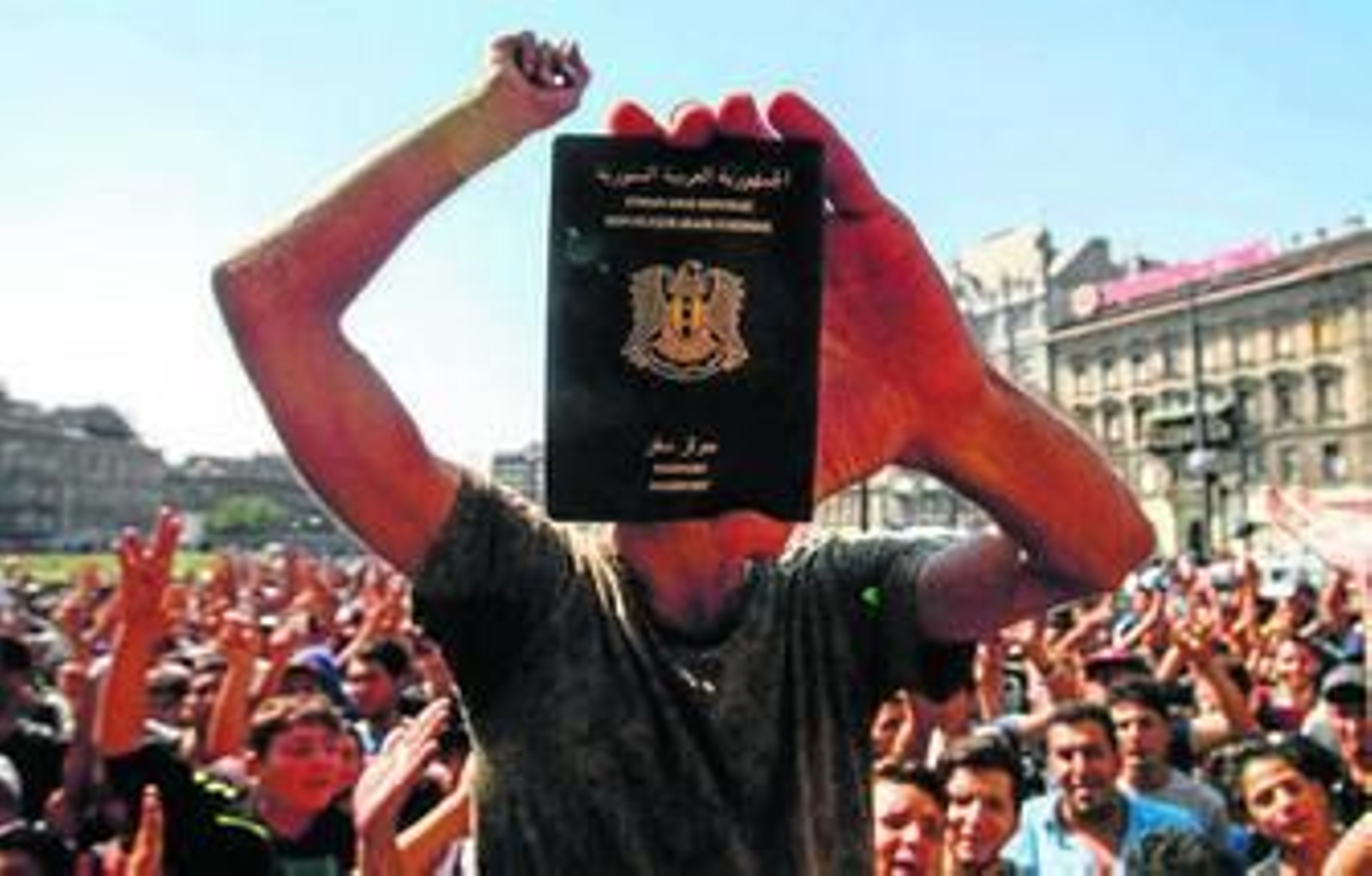 Un inmigrante muestra su pasaporte durante una manifestación cerca de la Estación Oriental en Budapest (Hungría).