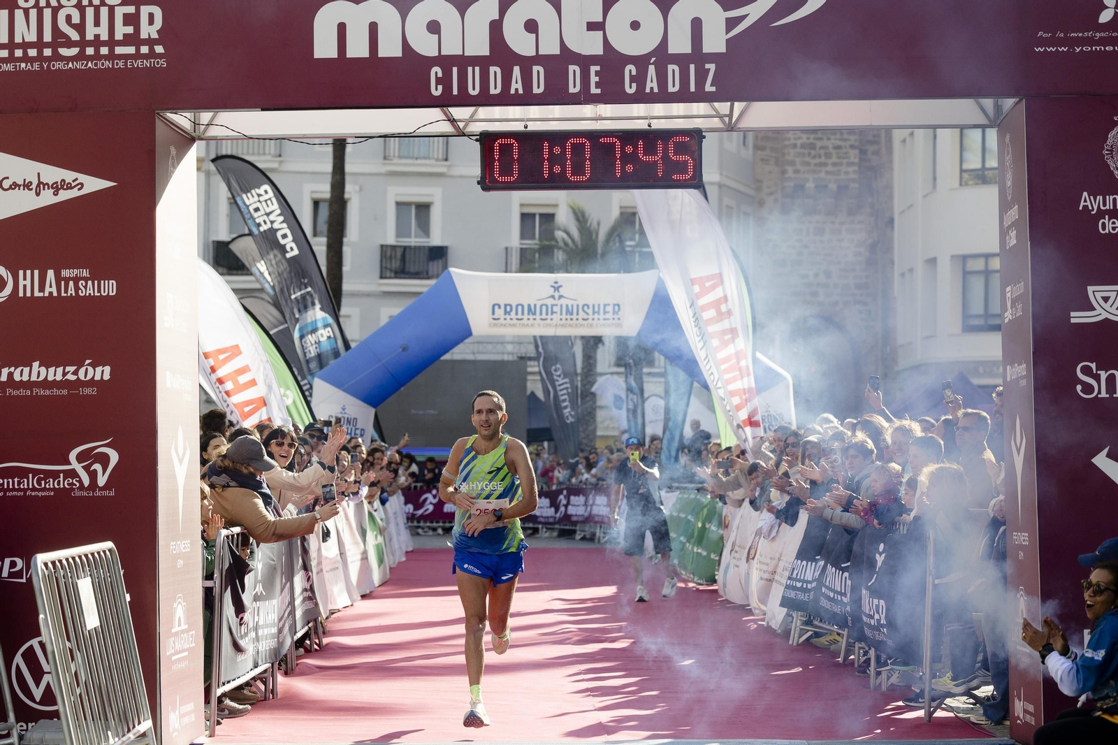 Jorge Soto cruza la meta como ganador de la Media Maratón Ciudad de Cádiz.