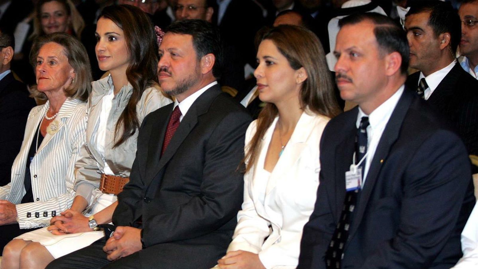 La princesa Haya, en una foto de archivo, con su hermano Abdalá, y su cuñada Rania, entre otros familiares.