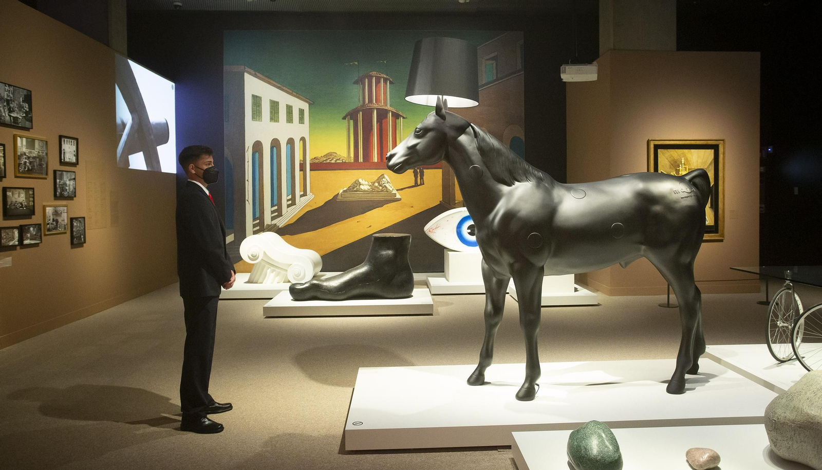 Las imágenes de la exposición 'Objetos de deseo. Surrealismo y diseño'.