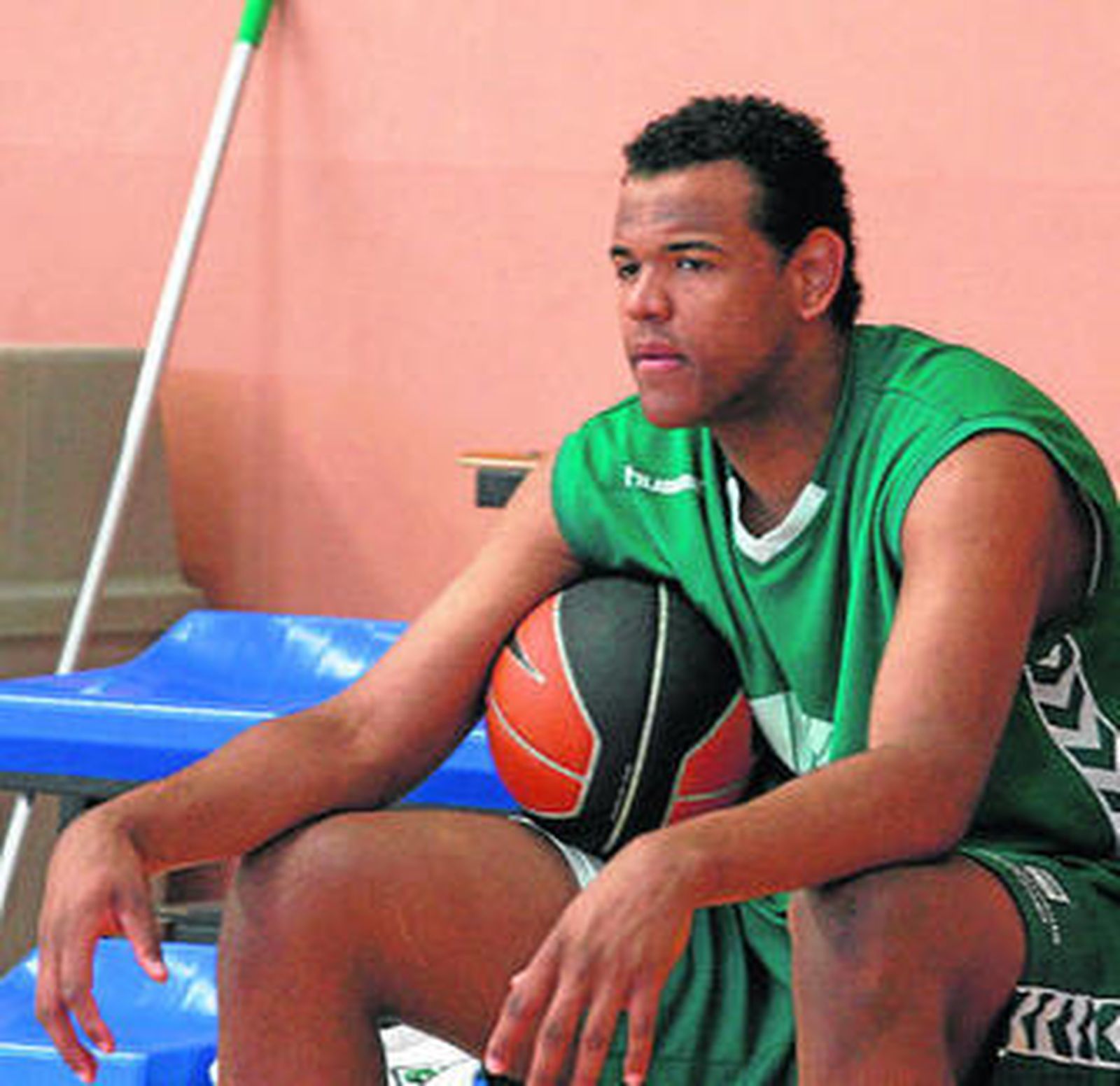 Paulao Prestes espera sentado en la pista auxiliar.