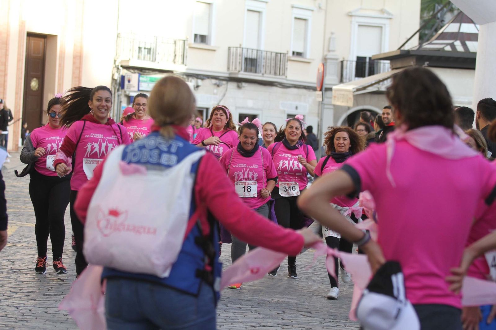 Imágenes de la Carrera contra el cáncer de mama de Huelva.