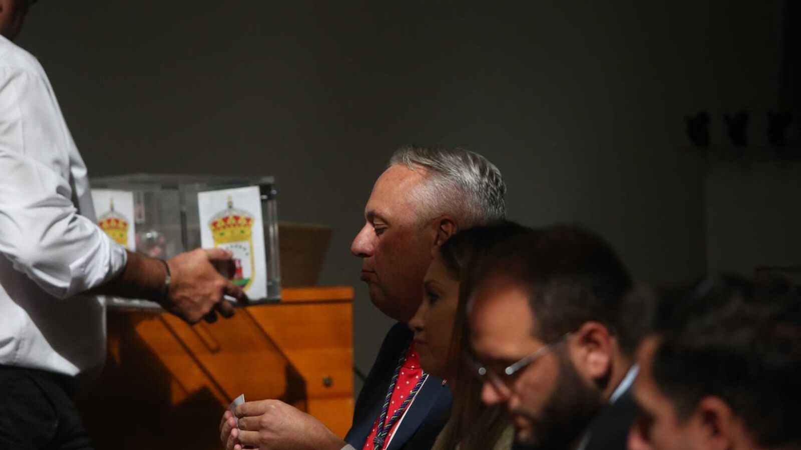 Juan Carlos Ruiz Boix, con su papeleta de votación de la presidencia Juan Carlos Ruiz Boix, con su papeleta de votación de la presidencia