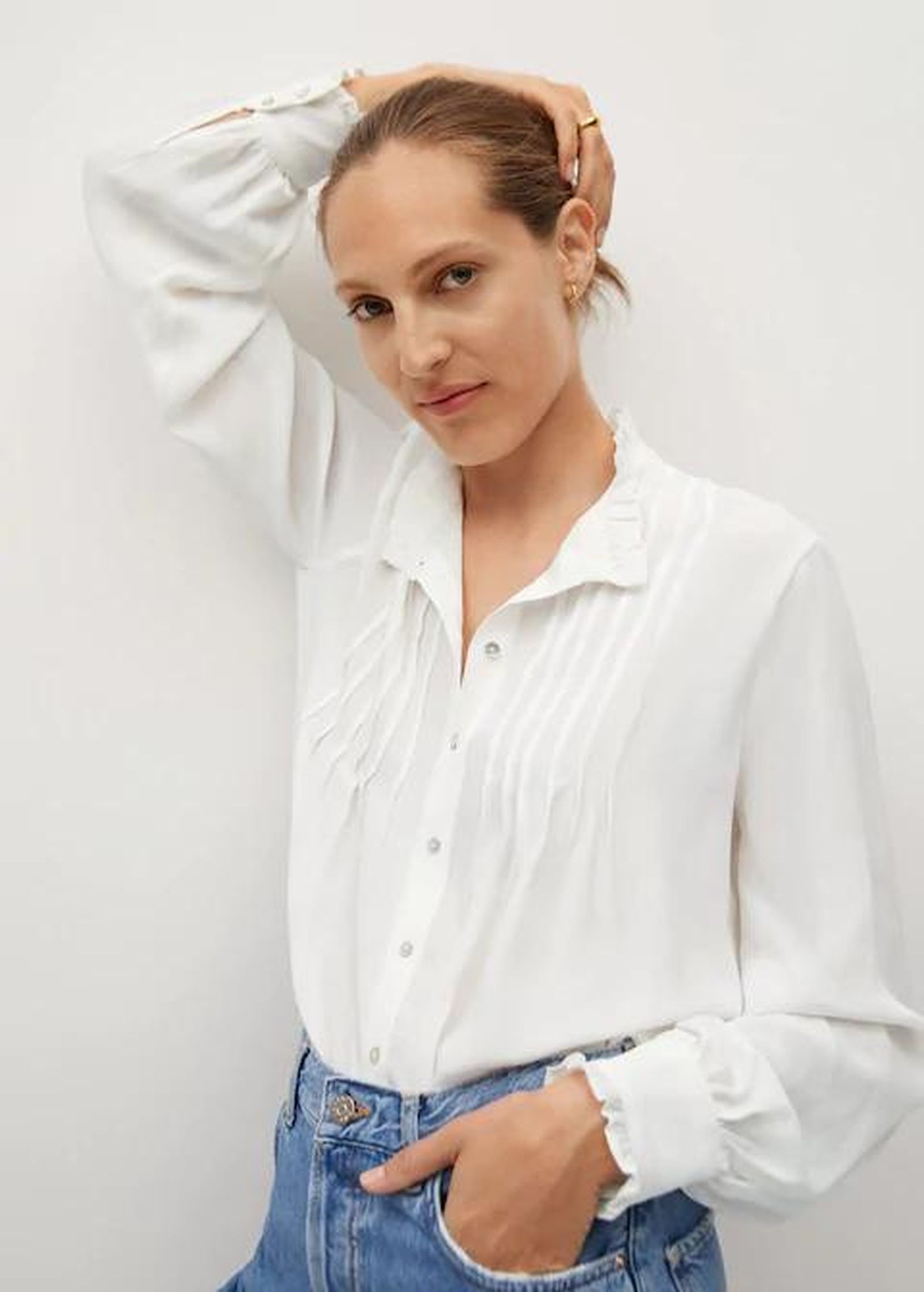 Camisa blanca de Mango.