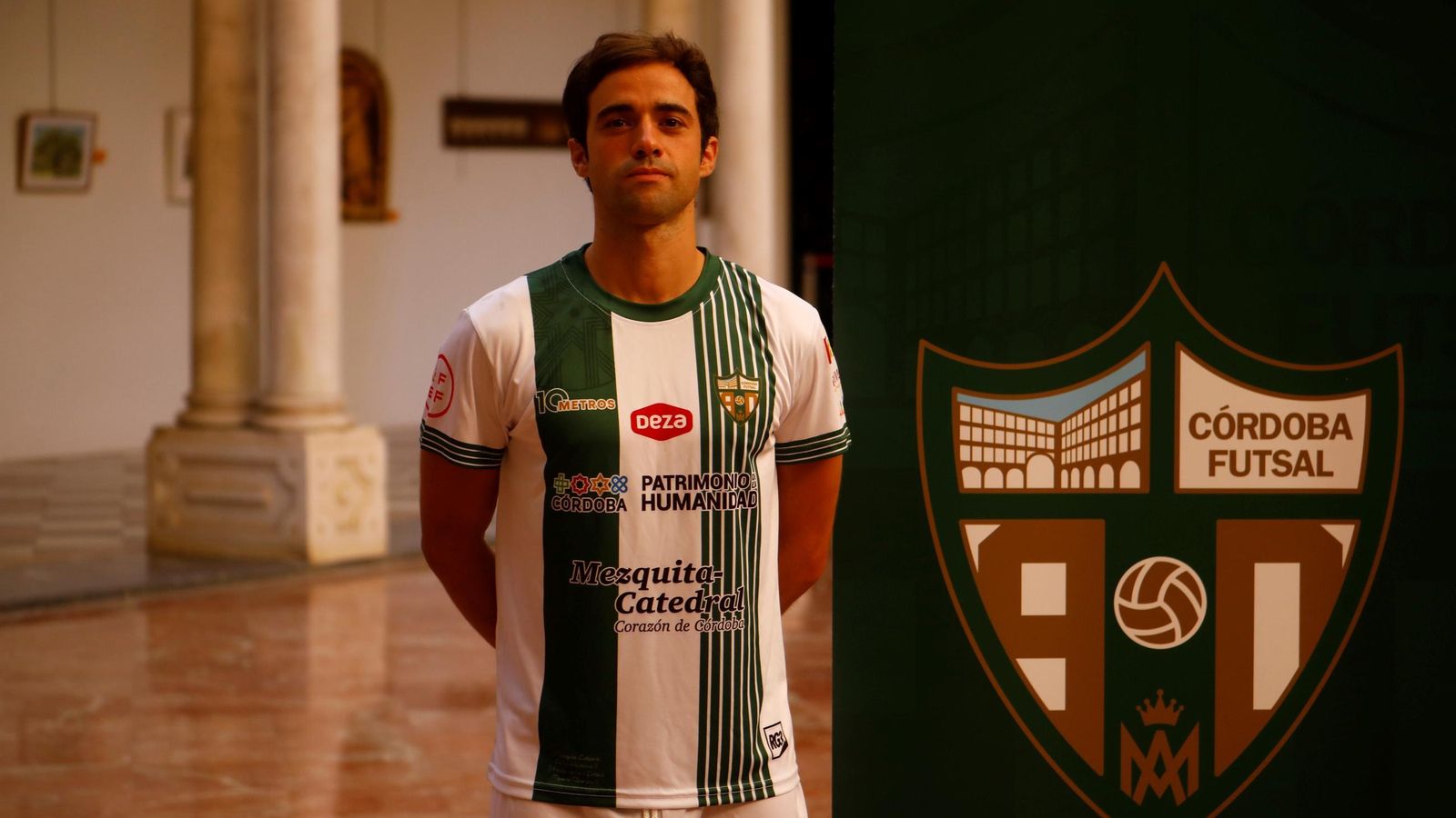 Pablo del Moral posa con la primera camiseta del Córdoba Futsal de este curso.