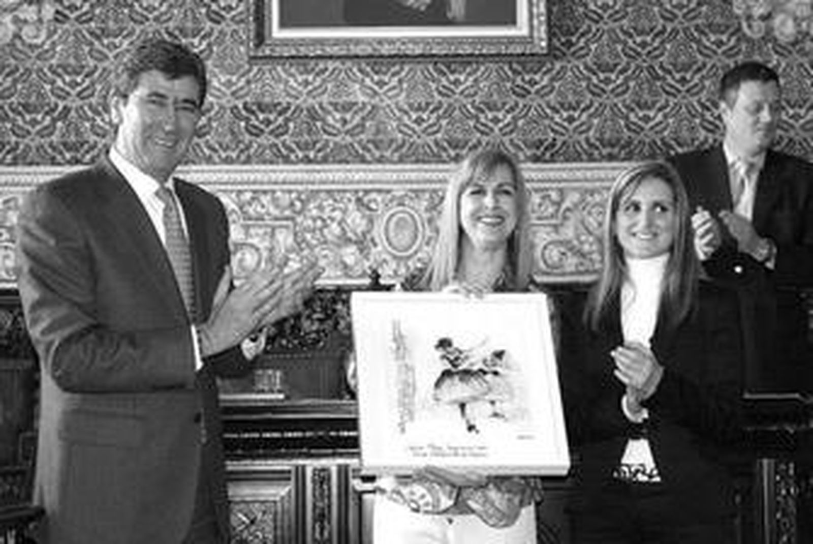 Tomás Herrera, Lola Manteca con la obra de reconocimiento y Rocío Melgar, ayer en el salón de plenos.