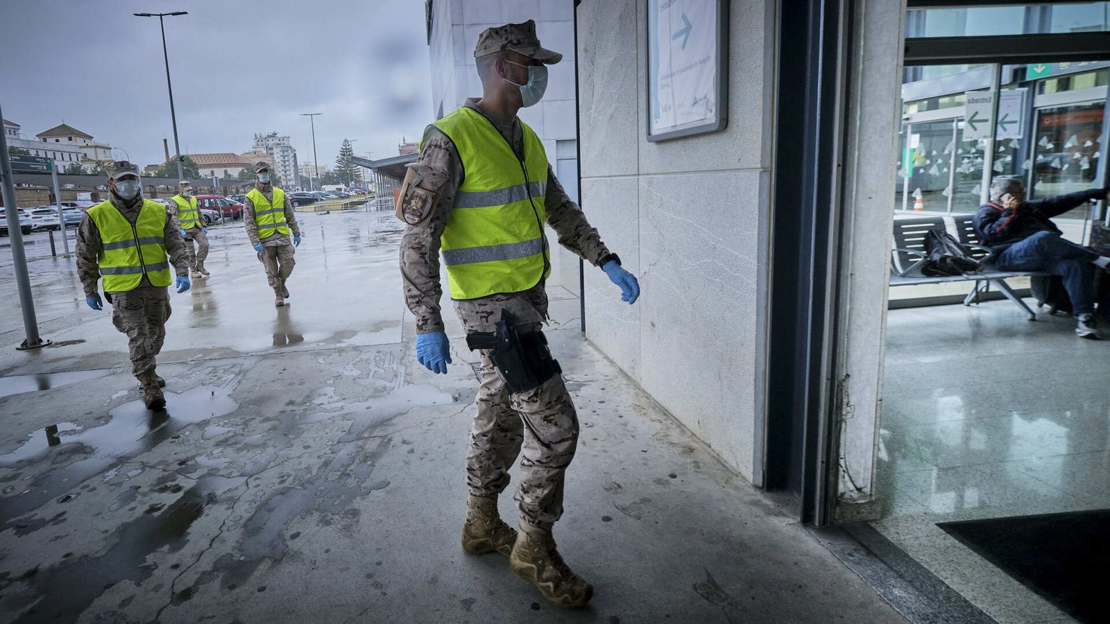 Infantes de Marina realizando labores de reconocimiento en la estación de trenes.