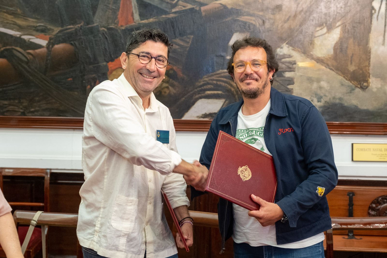 El alcalde de Cádiz, José María González, y el presidente de la Asociación de Romanceros, Antonio Beiro.