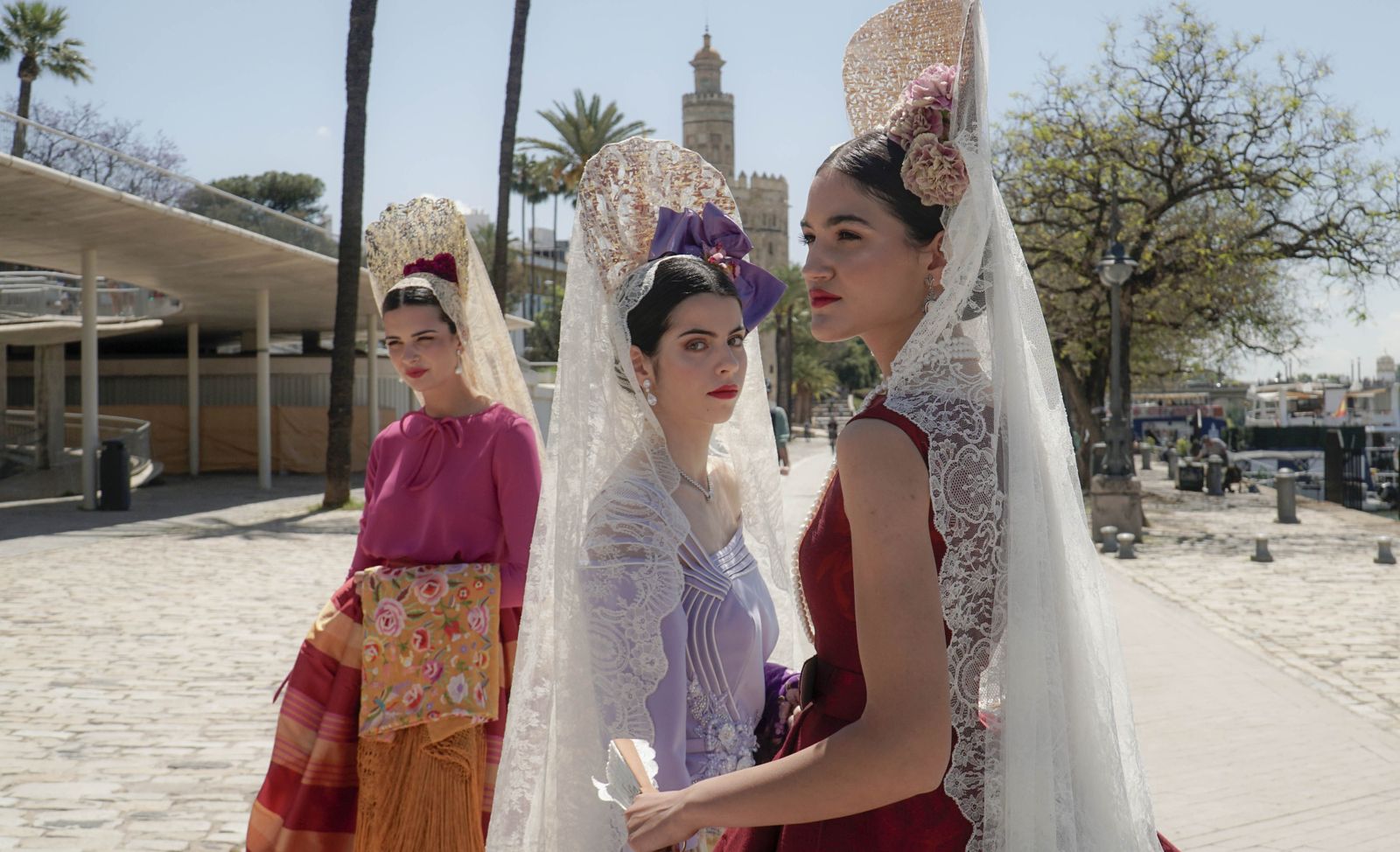 Desfile de mantillas blancas en la preferia