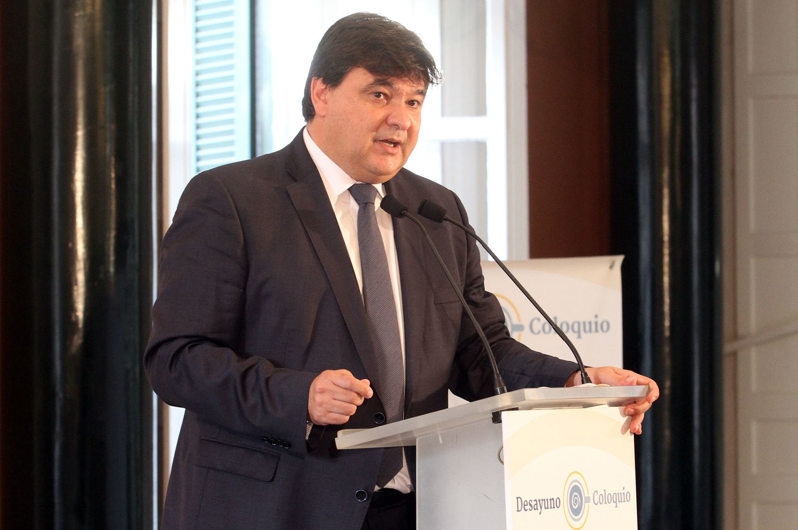 Imágenes de la conferencia y desayuno-coloquio de Gabriel Cruz, alcalde de Huelva