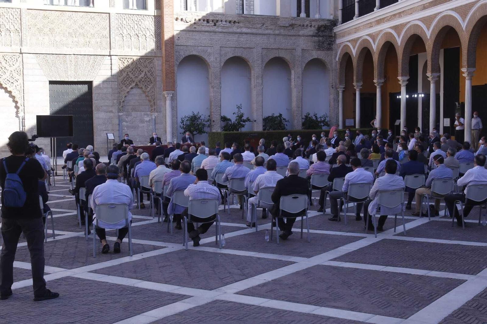 Los hermanos mayores reunidos en el Patio de la Montería del Real Alcázar.