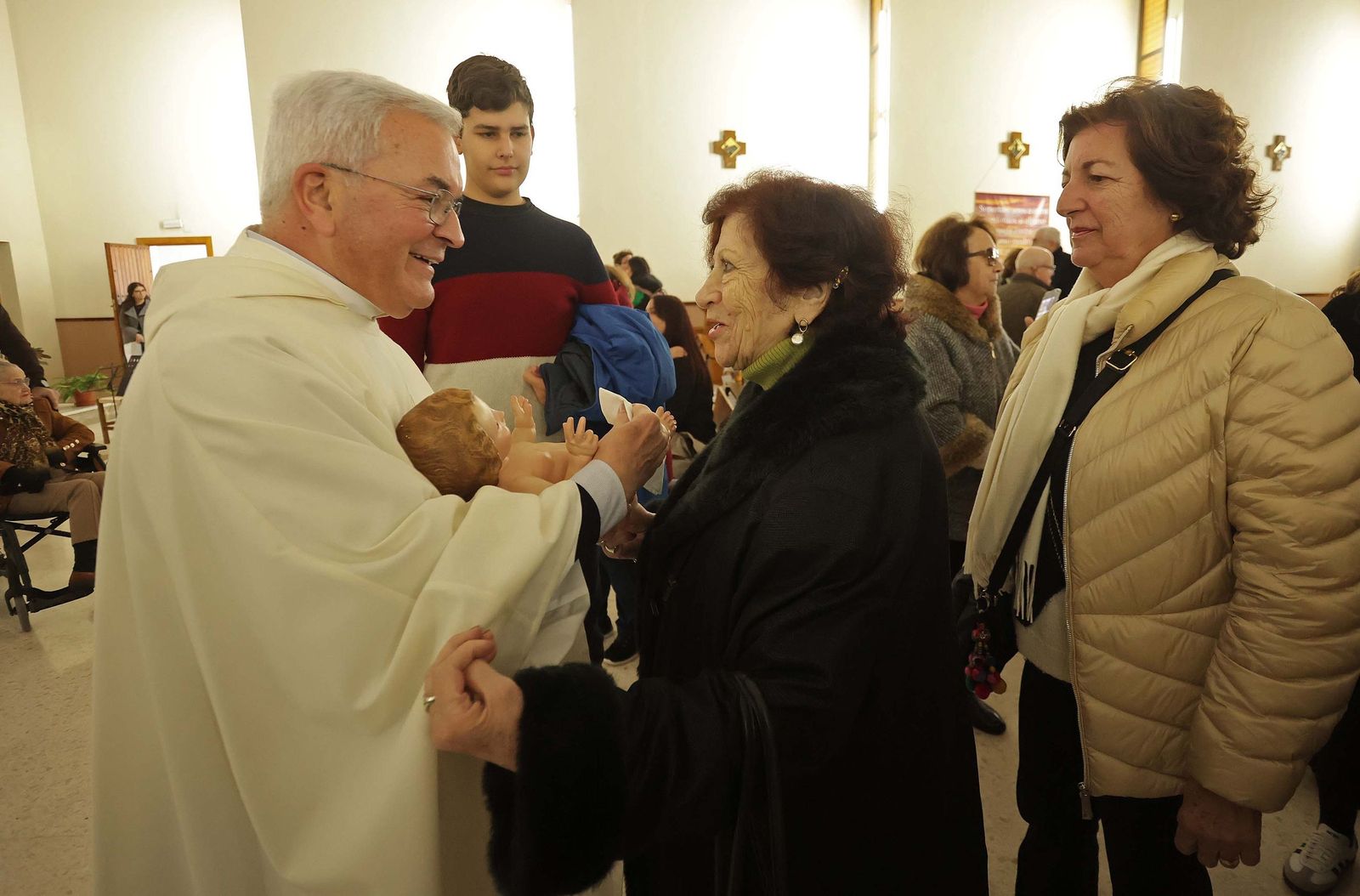Fotos de la misa conmemorativa de los 50 años de dedicación del padre Pedro a la parroquia y al barrio de La Piñera