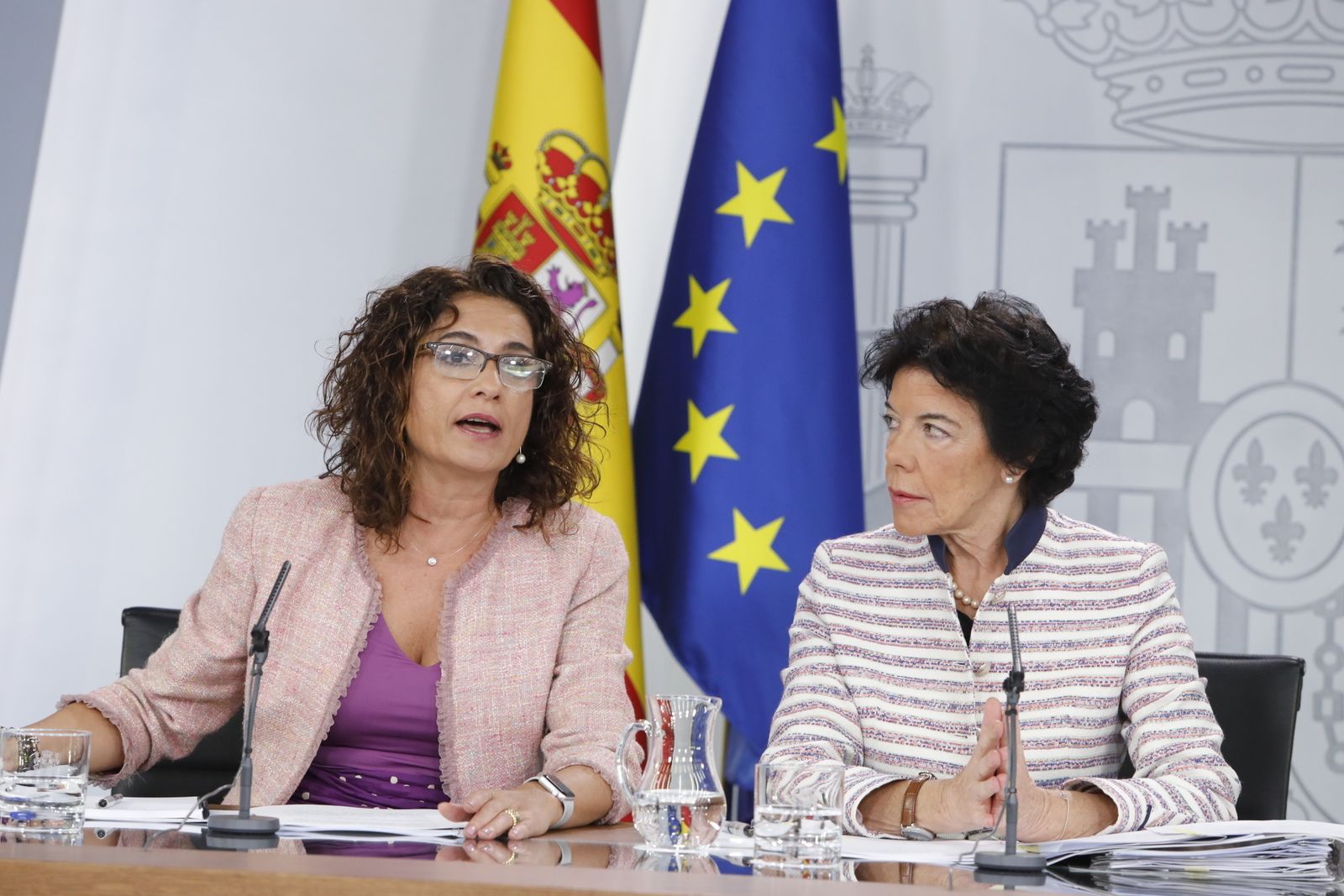 La ministra de Hacienda, María Jesús Montero, da explicaciones ayer junto a la portavoz del Gobierno, Isabel Celaá.