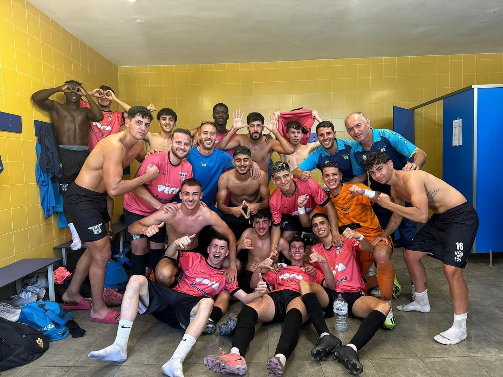 Los jugadores del Vera celebran en su vestuario la victoria frente al Atlético Bellavista.