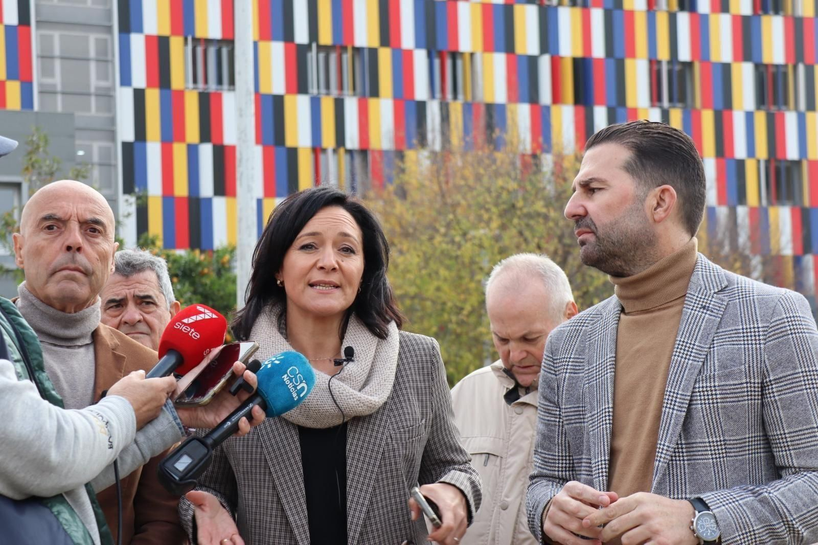 Hurtado, Crespín y López, delante del centro de salud del Sector Sur de Córdoba.