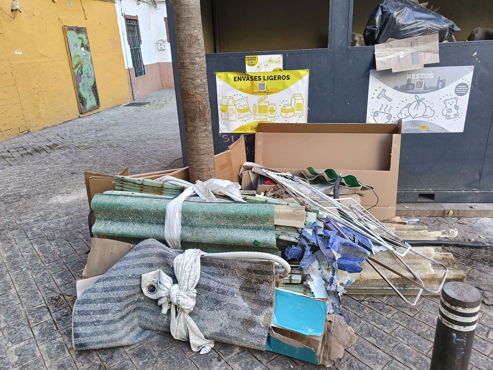 Suciedad en la plaza Churruca.