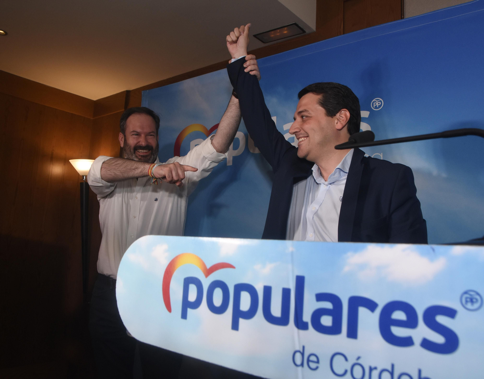 El presidente del PP,  Adolfo Molina, señala a José María Bellido.