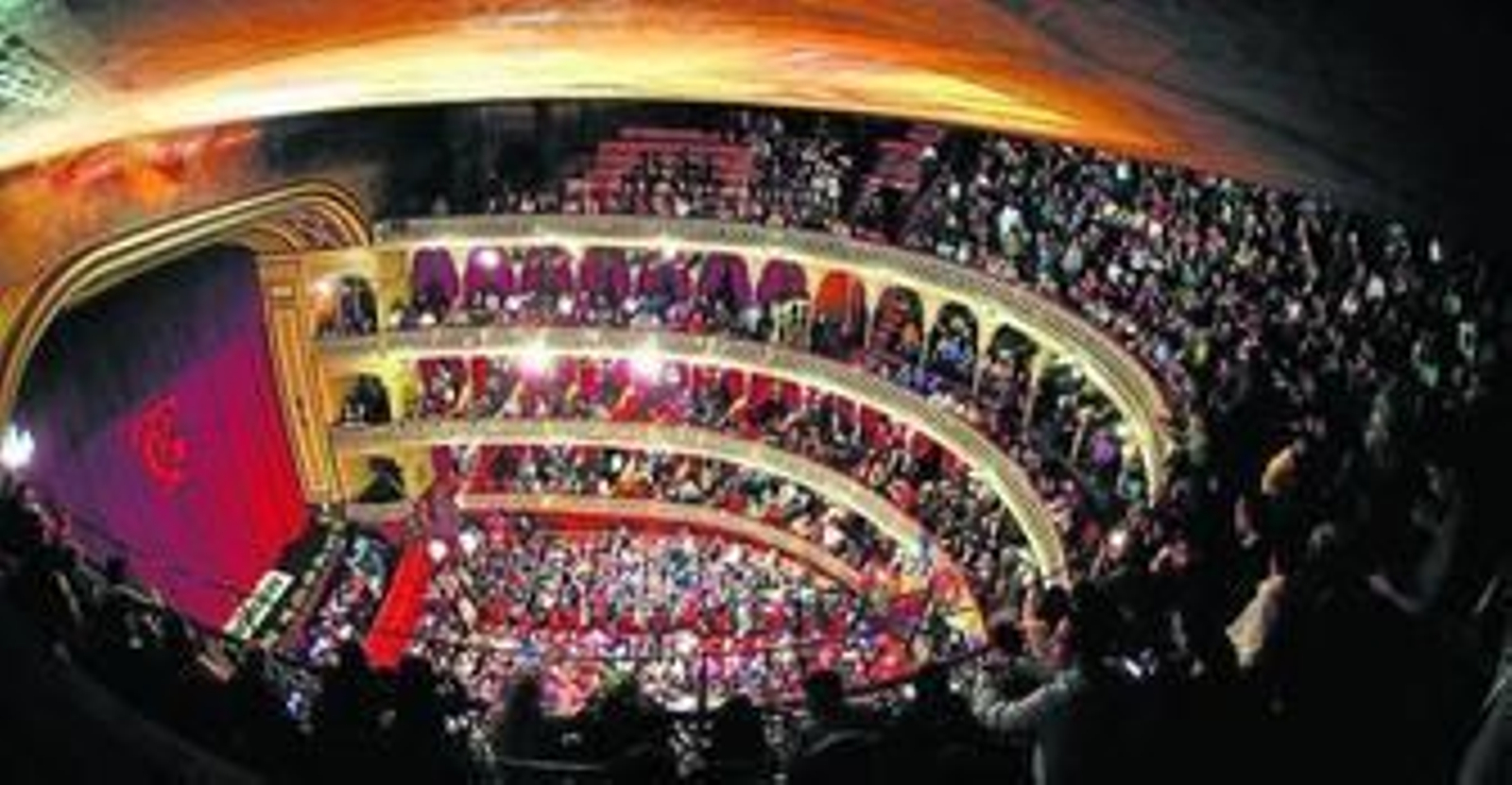 Vista general del Gran Teatro Falla desde el gallinero en una función del Concurso de Agrupaciones.