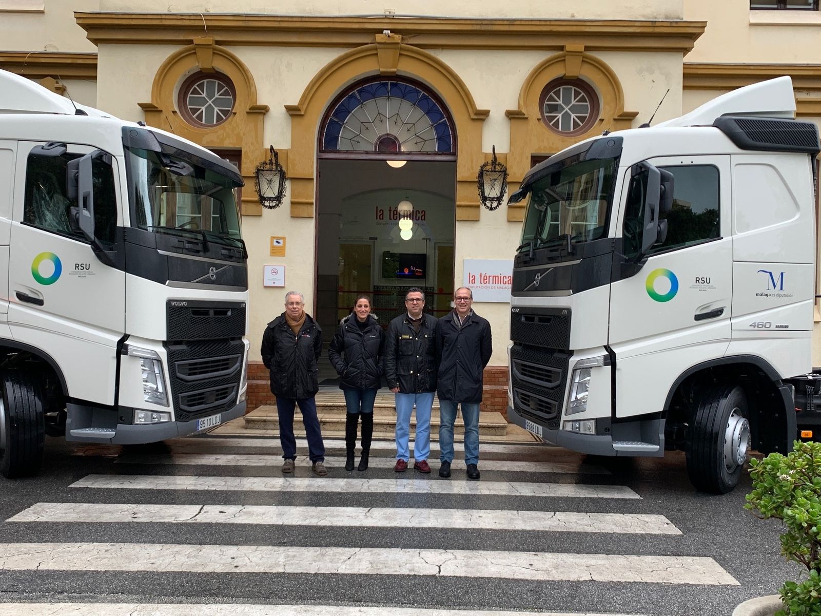 Dos de los vehículos del consorcio.