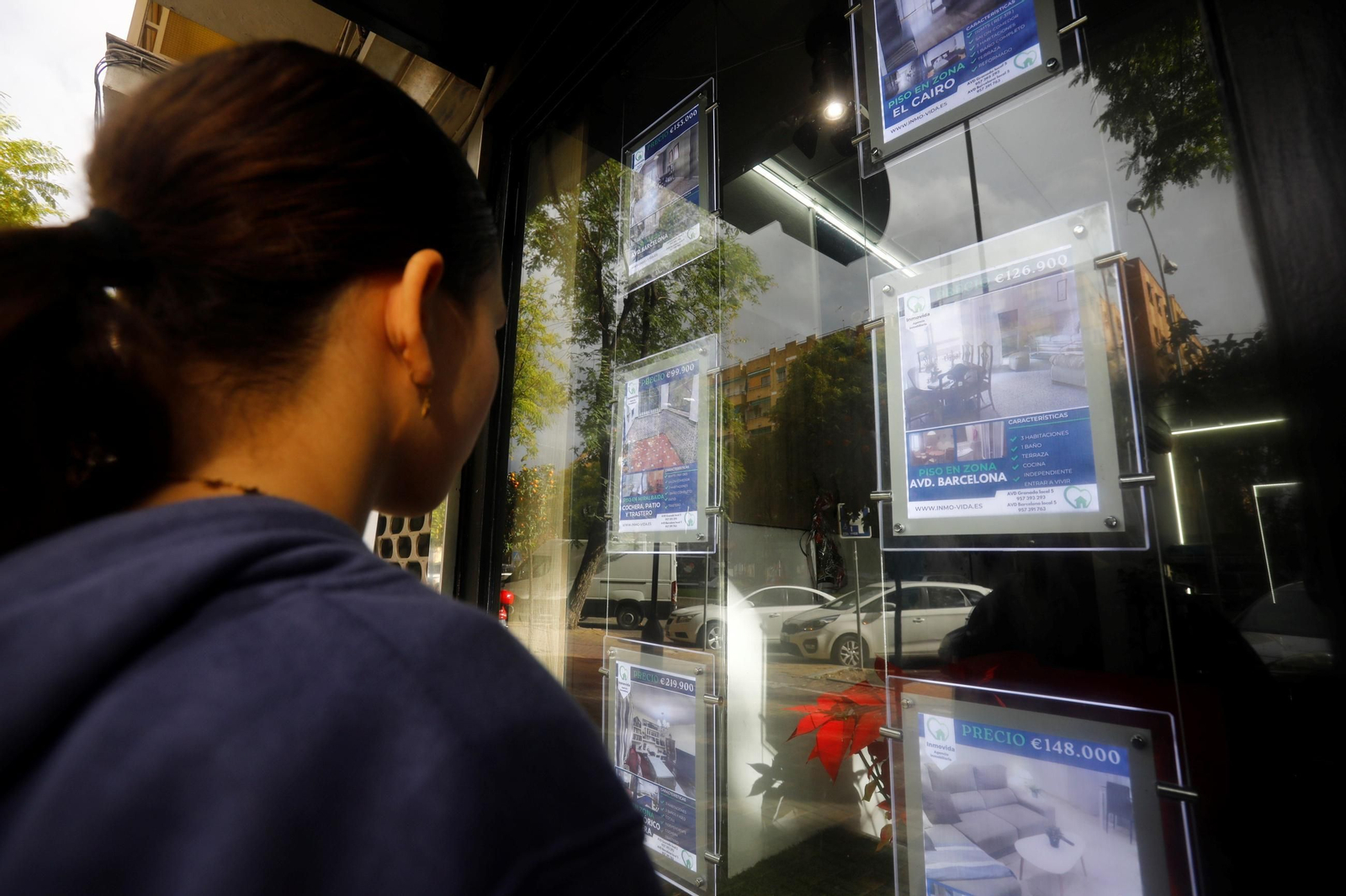 Una persona observa los pisos disponibles de una inmobiliaria.