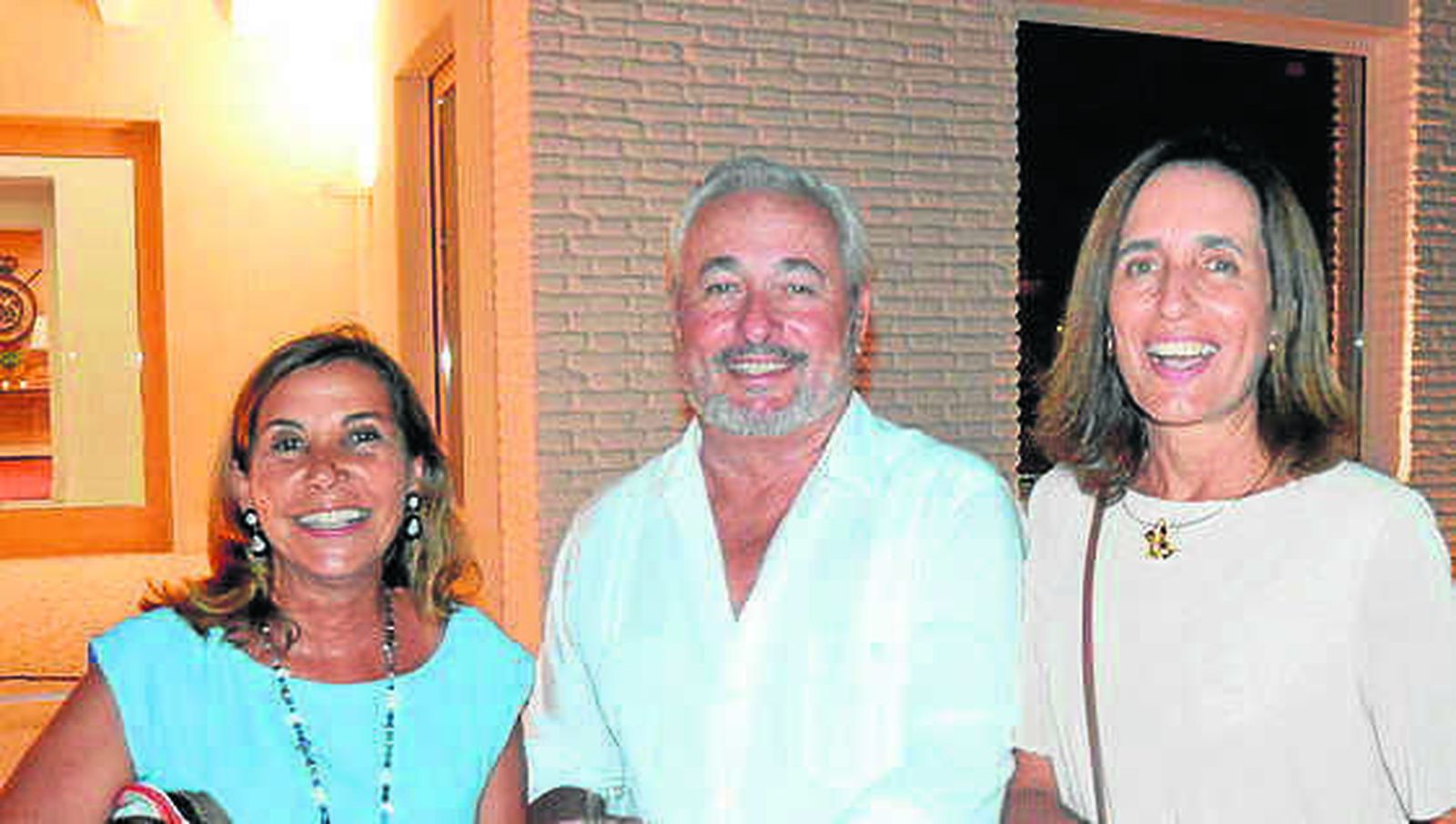María del Corral con los hermanos José y Pilar del Cuvillo Pemán.