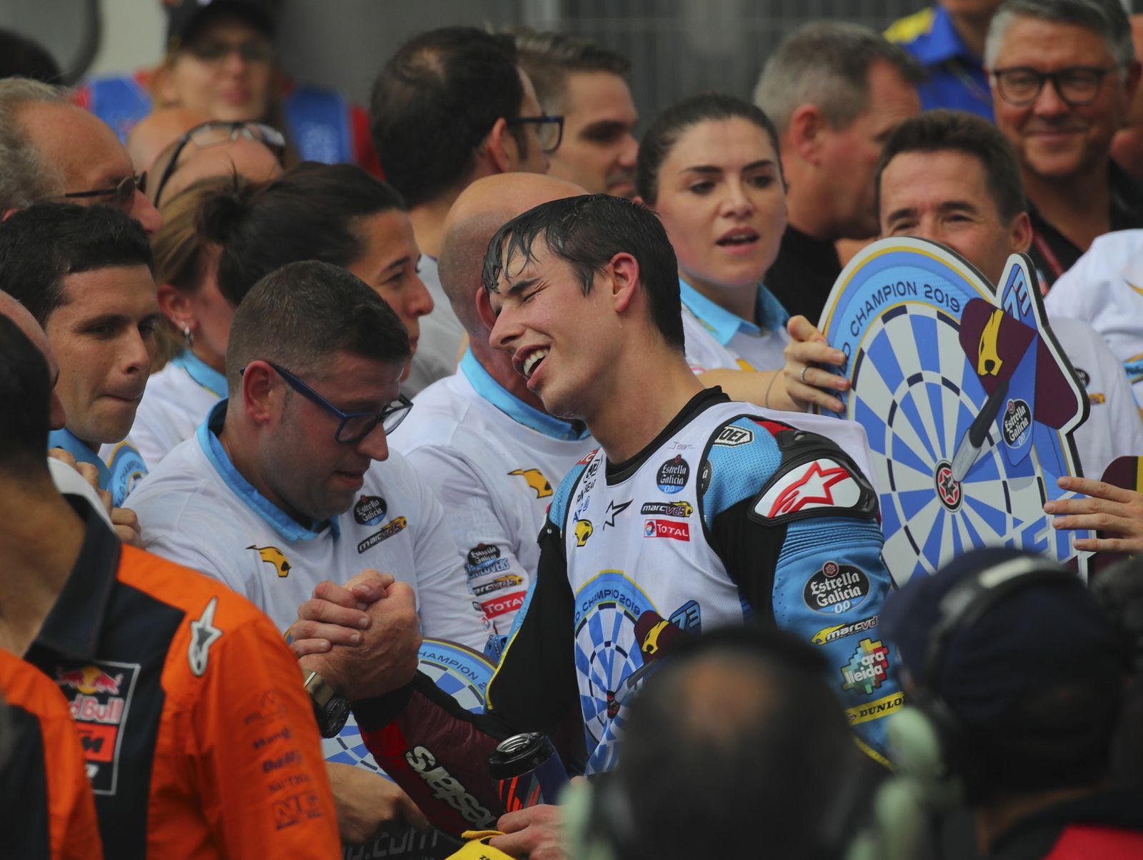 La celebración del título mundial de Moto2 de Álex Márquez