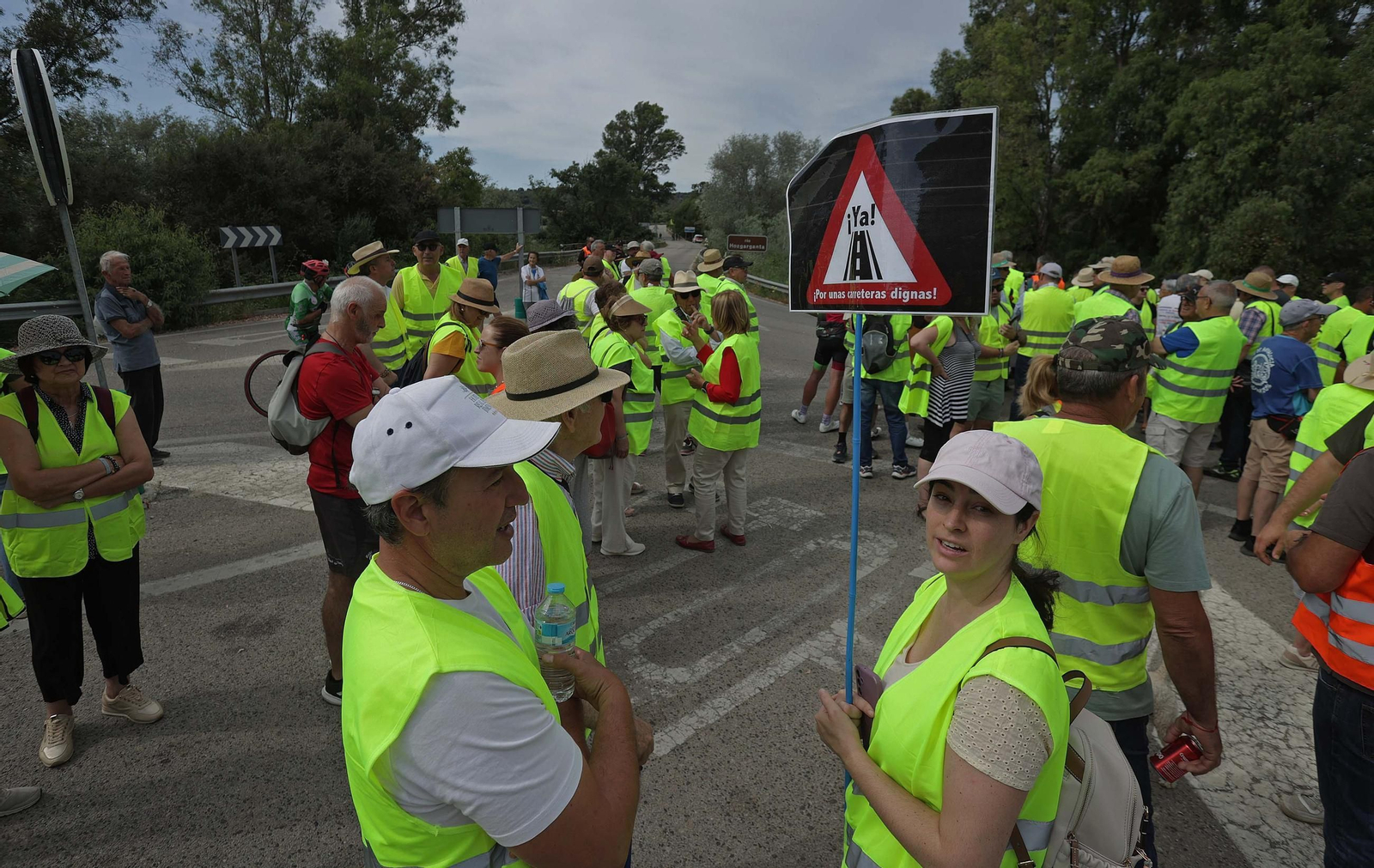 Fotos de la concentración por el mal estado de la carretera A-405 en Jimena