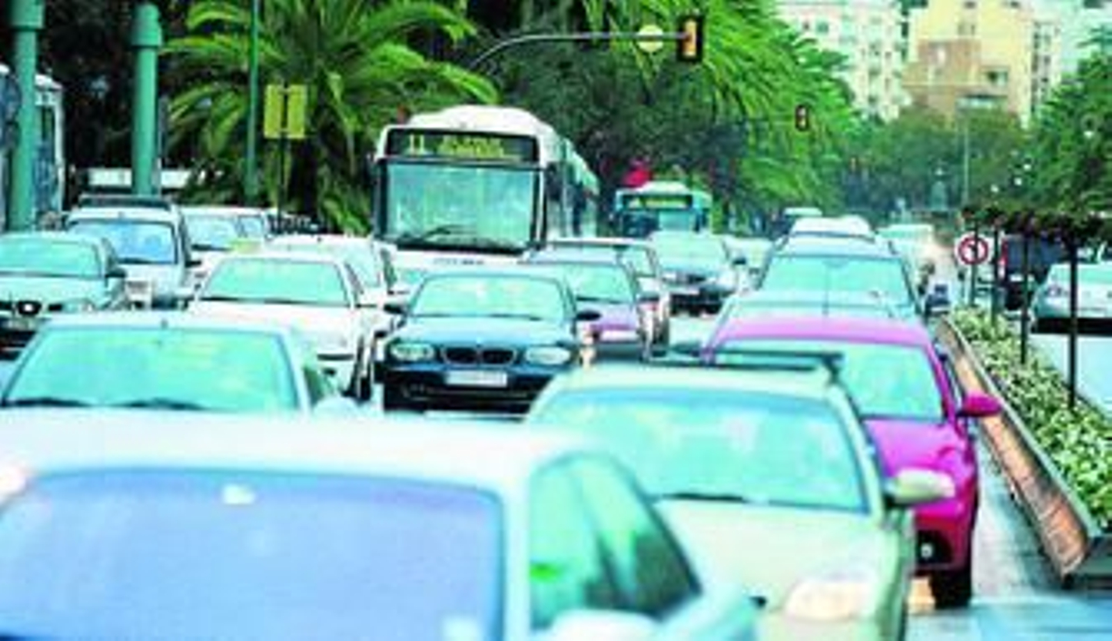 Tráfico intenso en el entorno de la Plaza de la Marina de la capital.