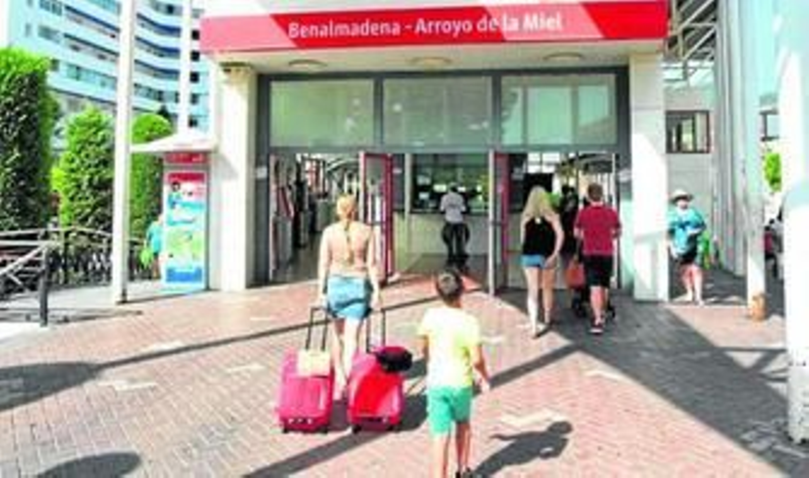 Acceso a la estación de Cercanías de Arroyo de la Miel.