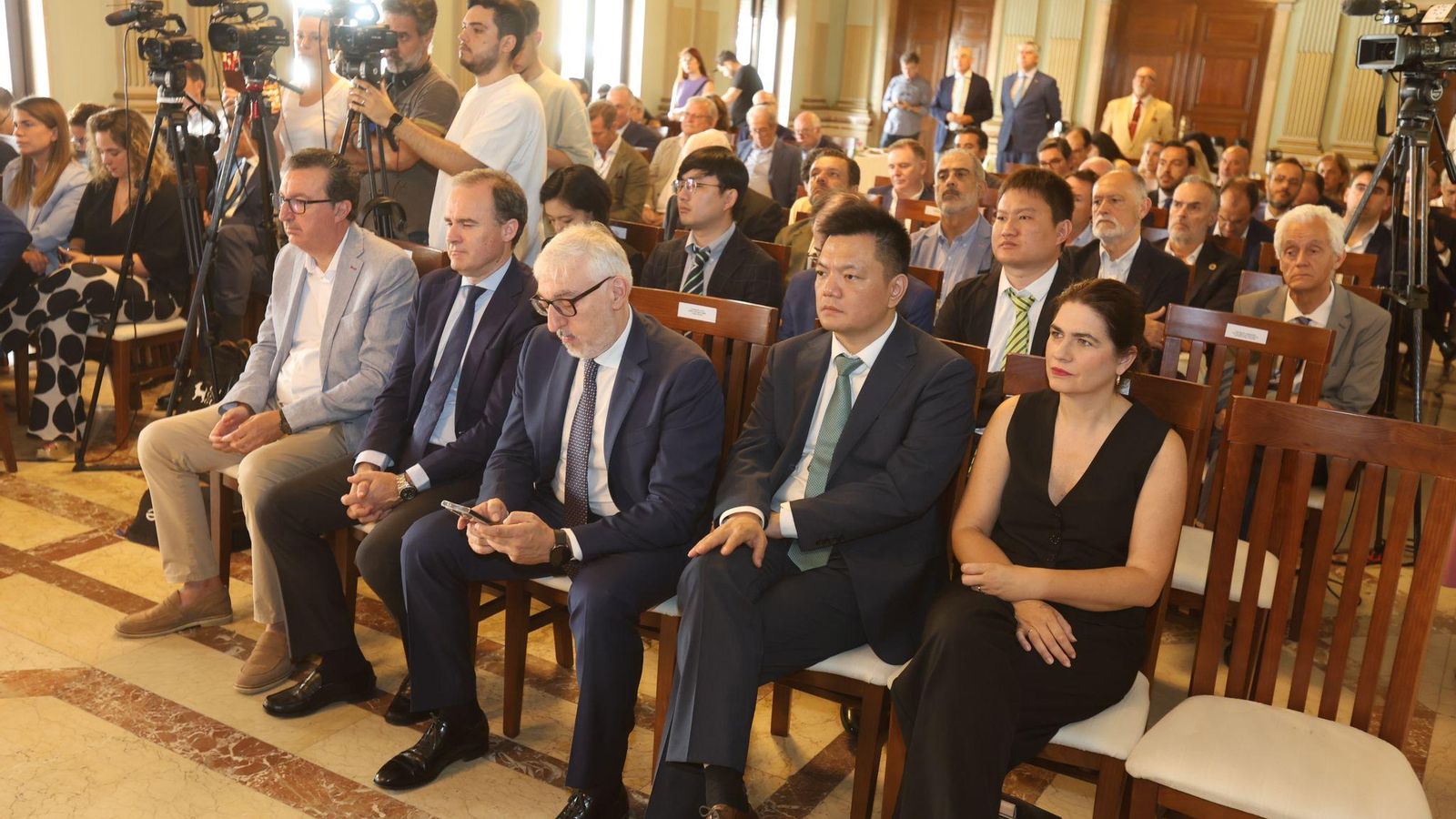 Asistentes a la presentación del proyecto en el Salón de Plenos del Ayuntamiento de Huelva. Asistentes a la presentación del proyecto en el Salón de Plenos del Ayuntamiento de Huelva.