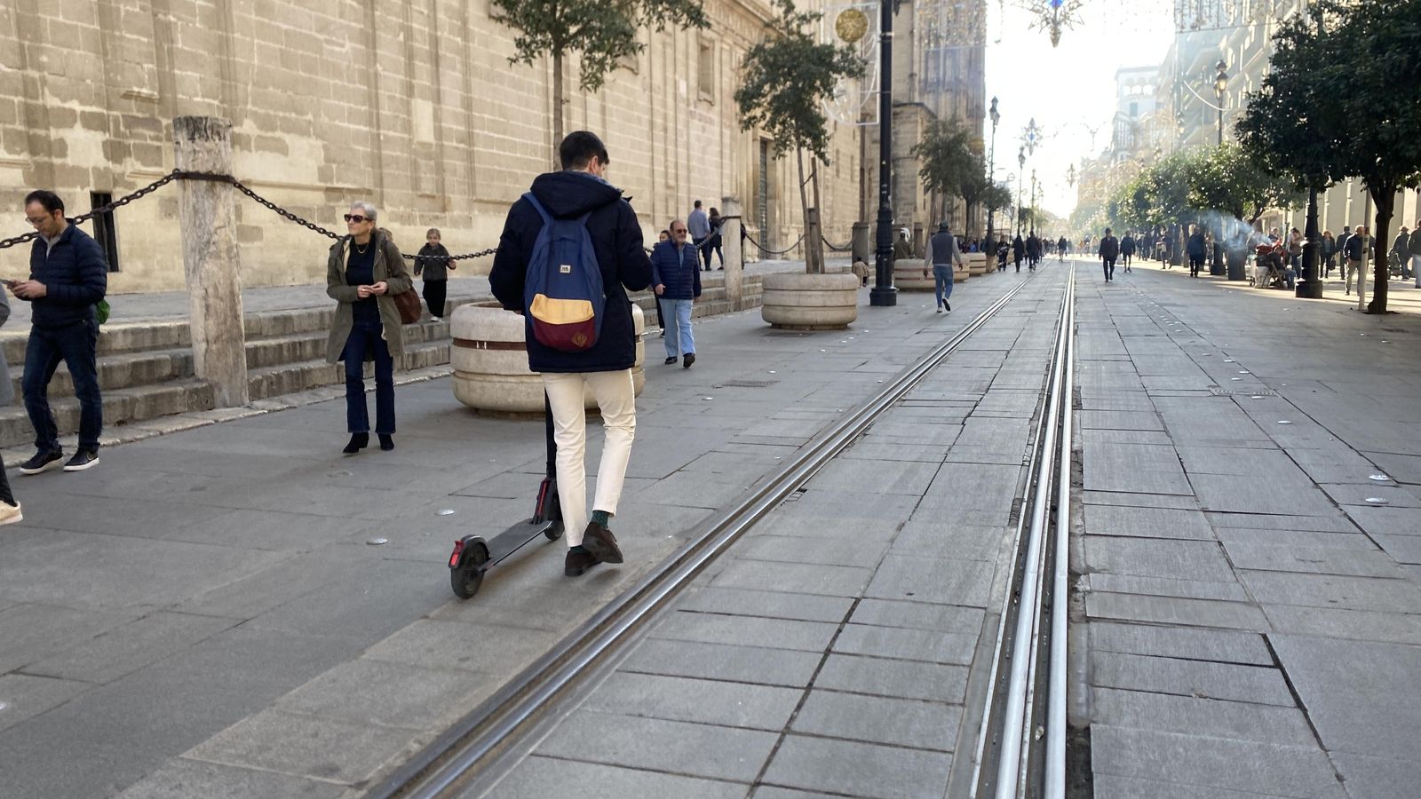 Un hombre anda con un patinete eléctrico en la Avenida de la Constitución