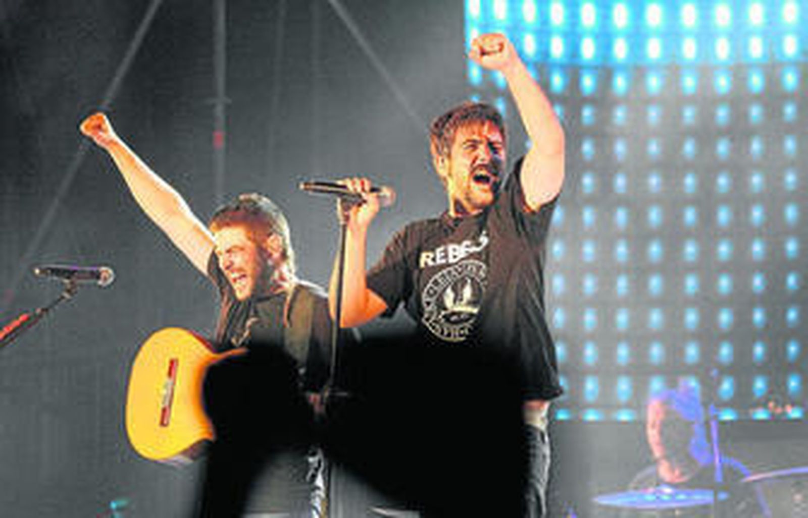 Un momento del concierto celebrado ayer en el campo de fútbol tarifeño.