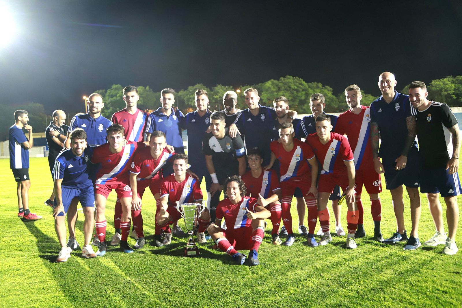 Los jugadores albiazules, con el trofeo conquistado el sábado en Jerez.