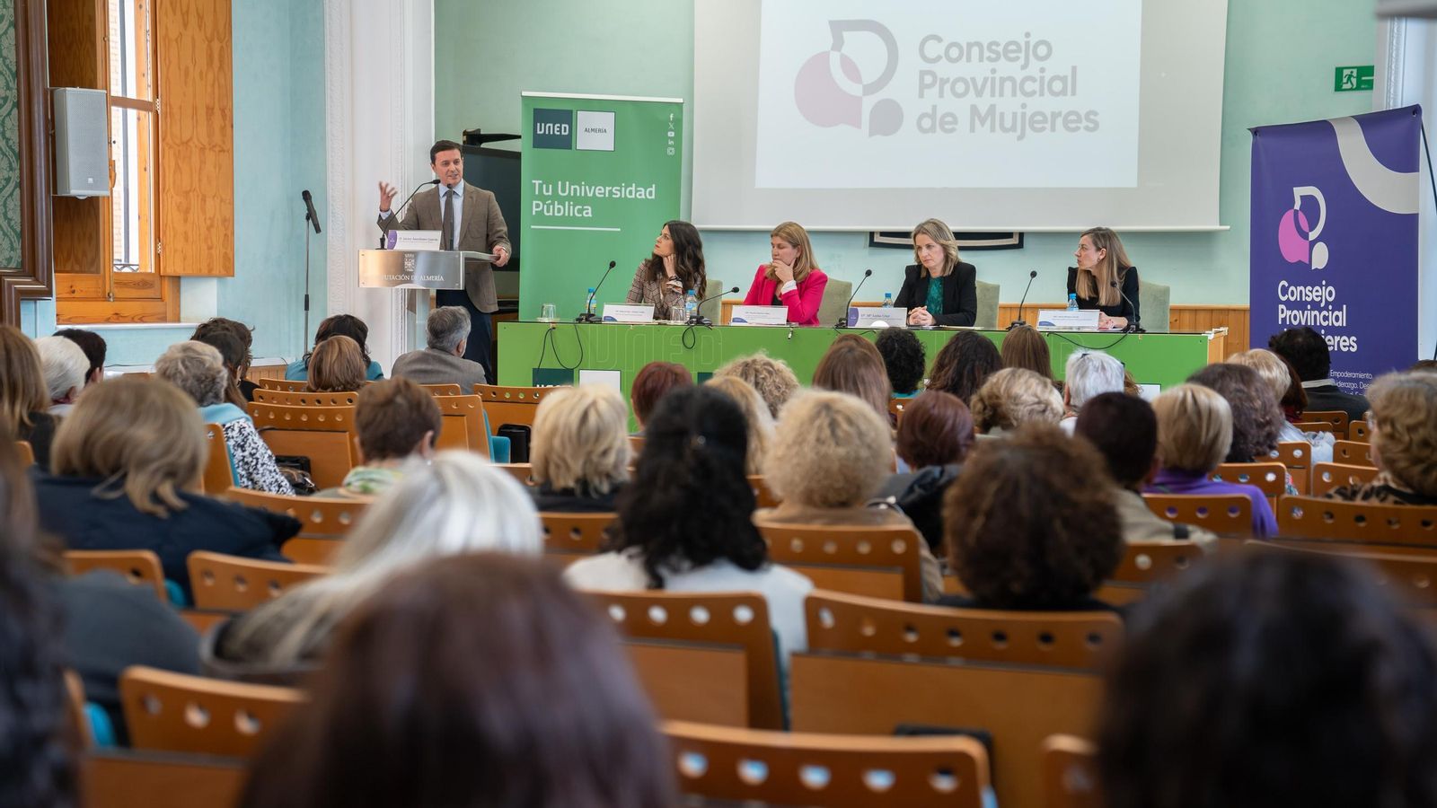 El presidente de la Diputación de Almería, Javier A. García, durante la mesa redonda.