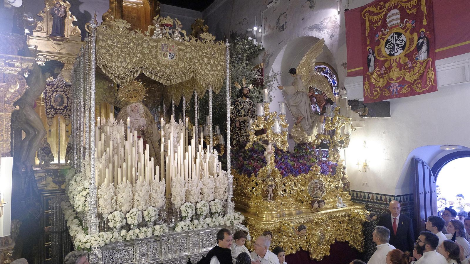 Los pasos de la Hermandad de Montesión de su capilla.