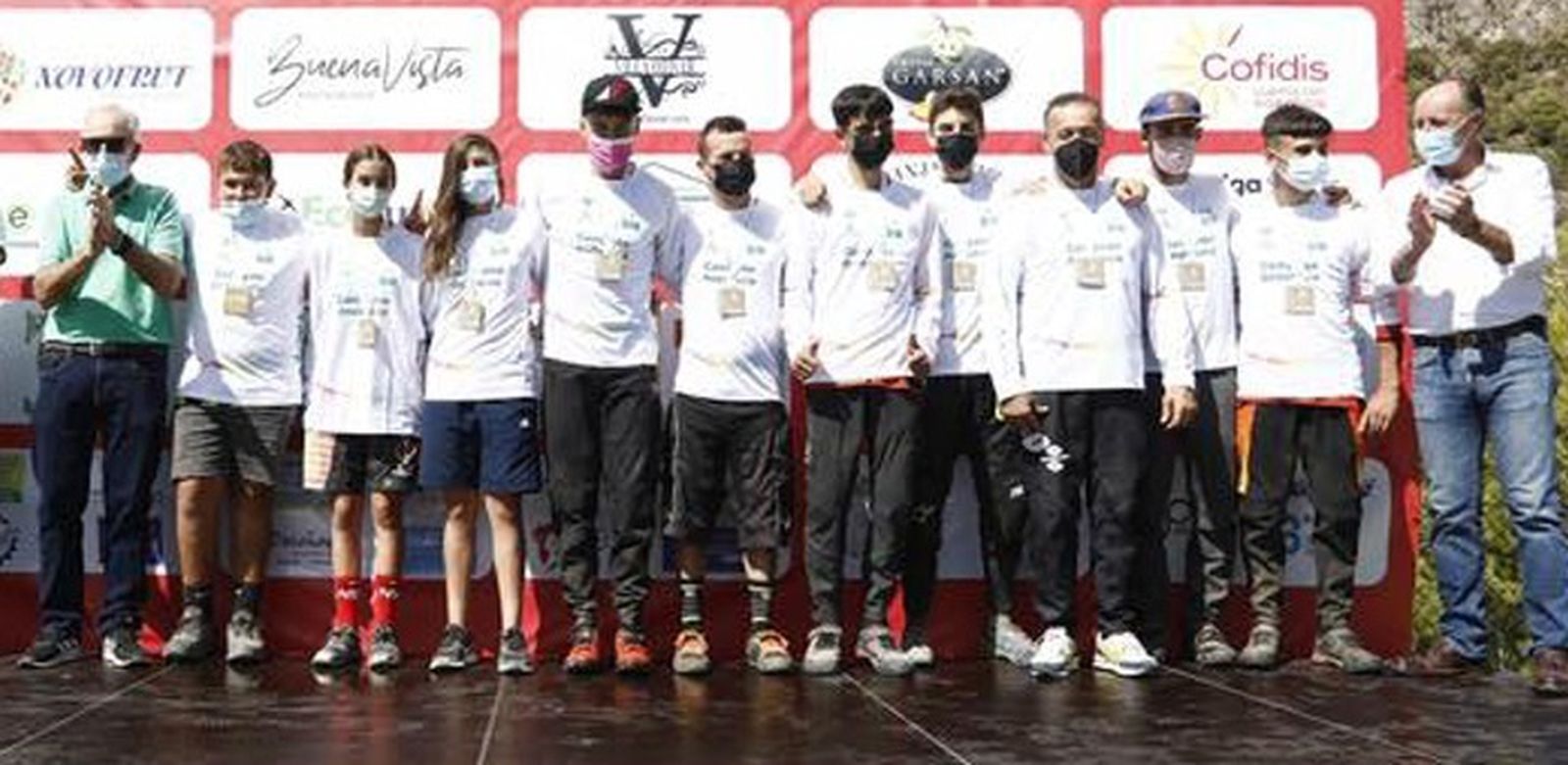 Los ganadores, en el podio de Otívar.