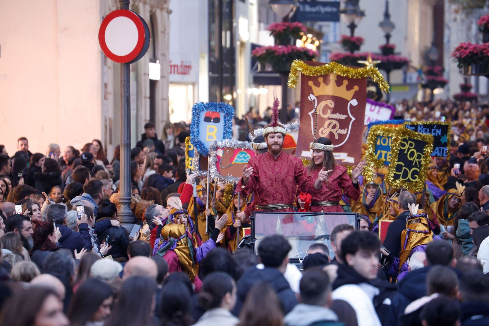 El Cartero Real llena de ilusión el Centro de Córdoba, en imágenes