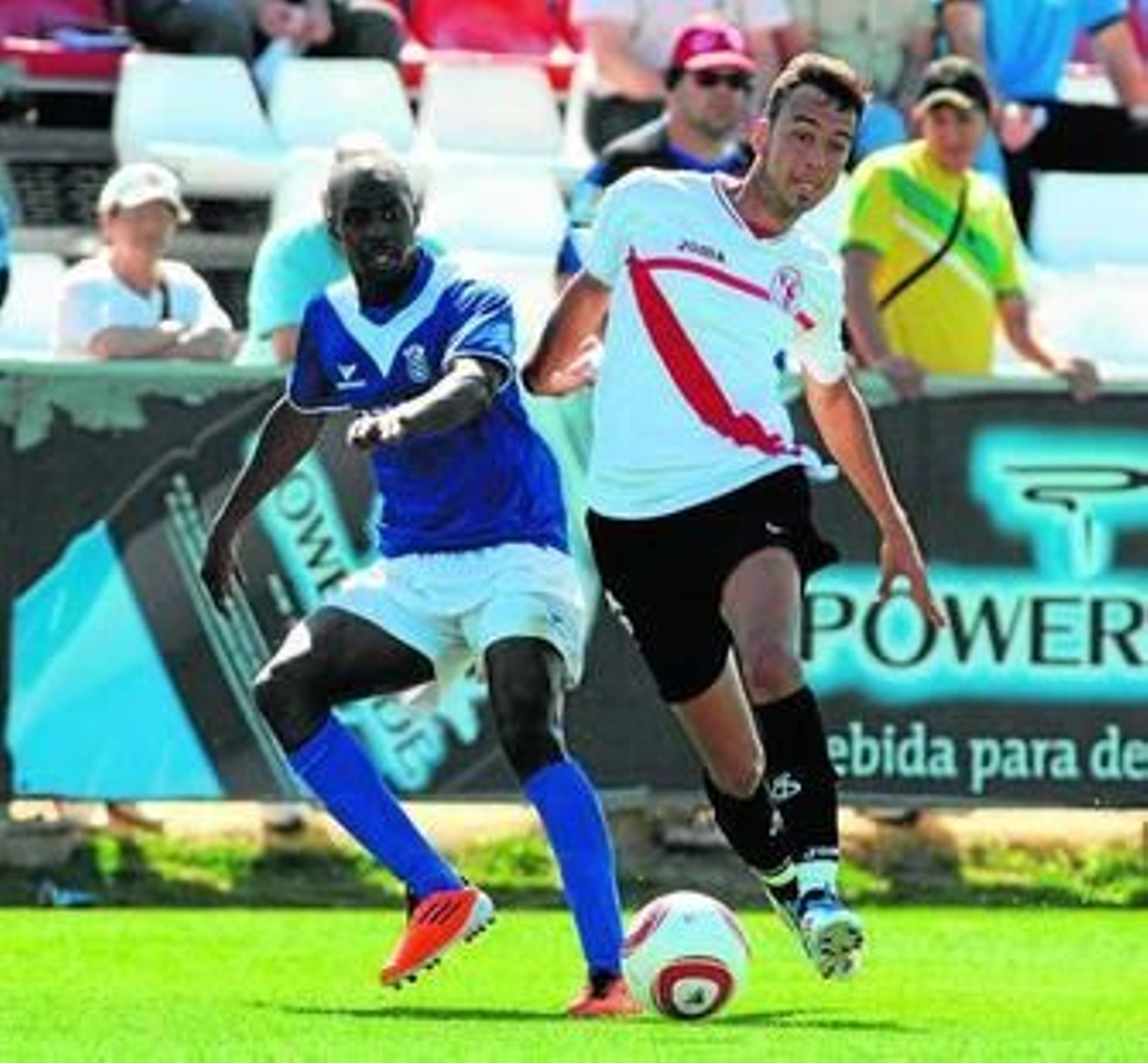 Deivid se marcha de un futbolista del Melilla en un lance del choque de la pasada temporada.