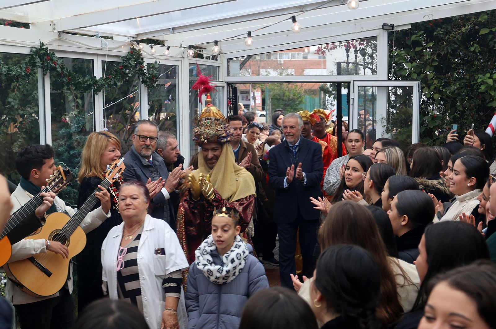 Reyes Magos de Huelva 2025: Imágenes de la visita a la Residencia María Nazaret