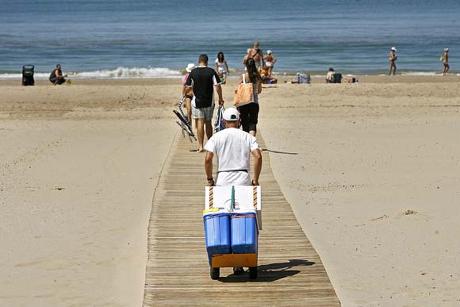 Decenas de operarios se afanan estos días por dejar la zona estrella del verano gaditano en perfecto estado./Joaquín Pino

Foto: Joaquin Pino