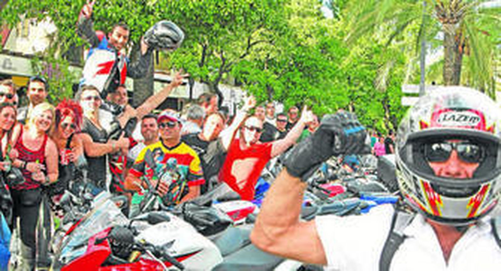 Ambiente motero ayer por la tarde en las inmediaciones de los bares que se ubican frente al instituto 'Padre Luis Coloma'.