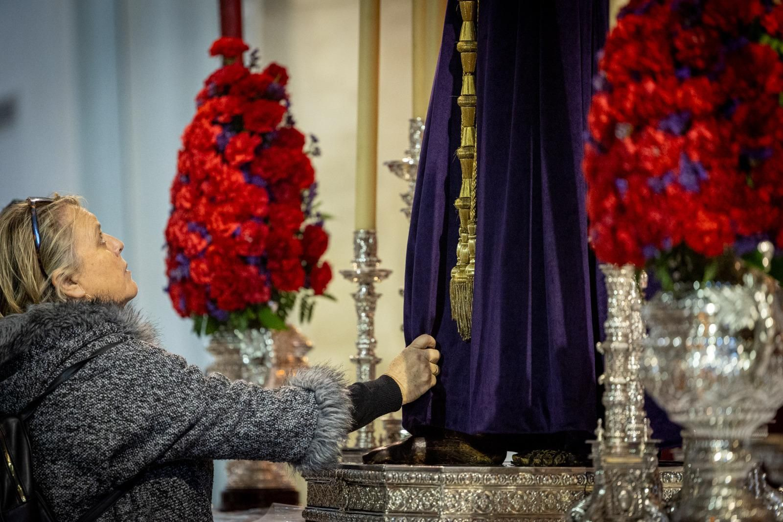 Las imágenes del tradicional besapies del Medinaceli de Cádiz