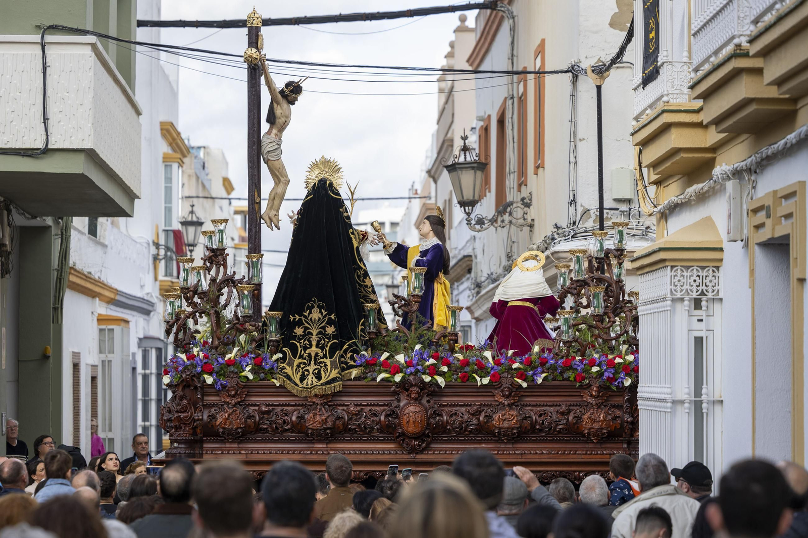 En imágenes, Vera Cruz también adelanta su salida y recorta su recorrido en el Miércoles Santo de la Semana Santa 2025 de San Fernando