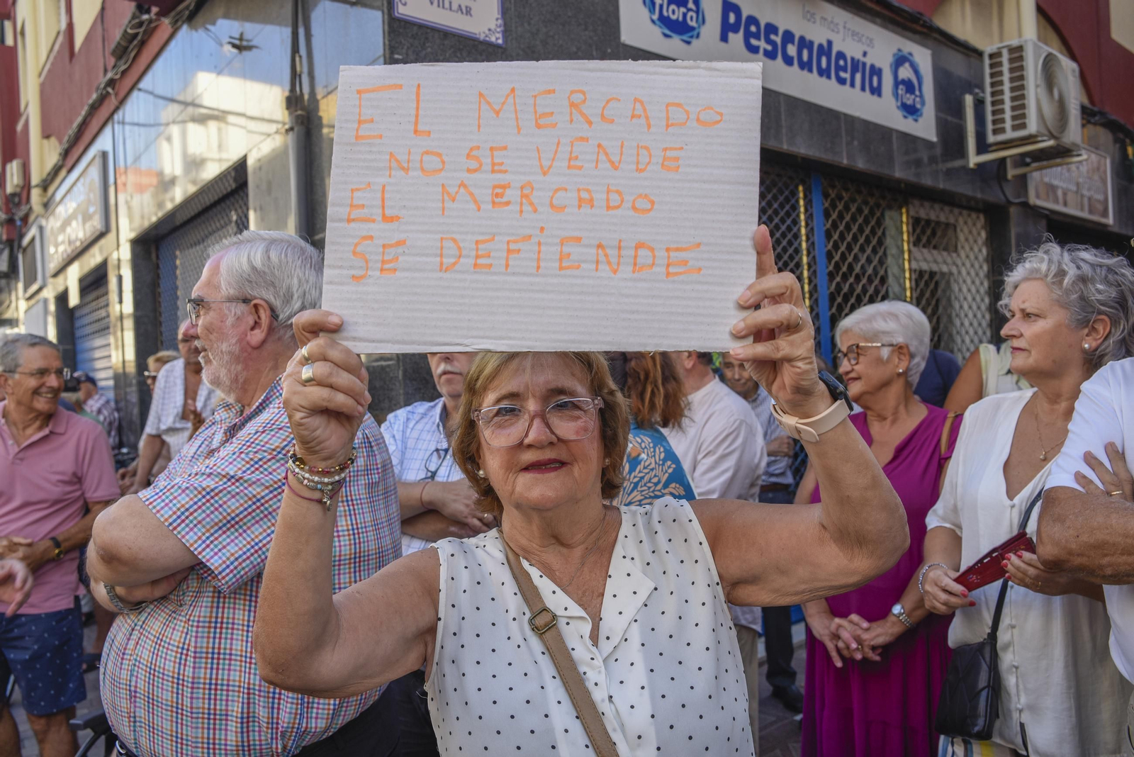 Las fotos de la protesta de los comerciantes de La Línea por la gestión del mercado municipal