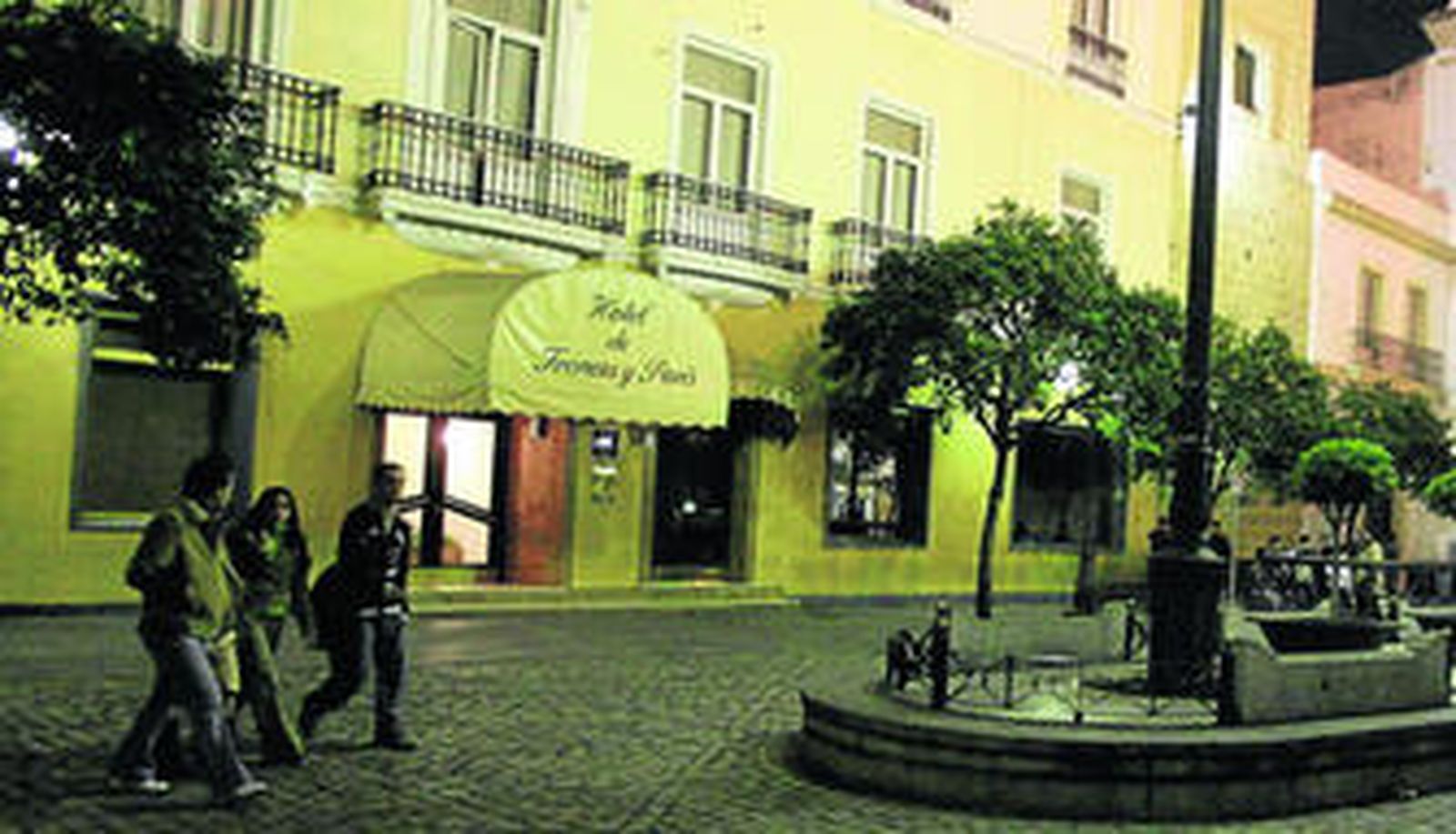 El hotel Francia y París se ubica en el casco histórico, en el número 6 de la plaza San Francisco.
