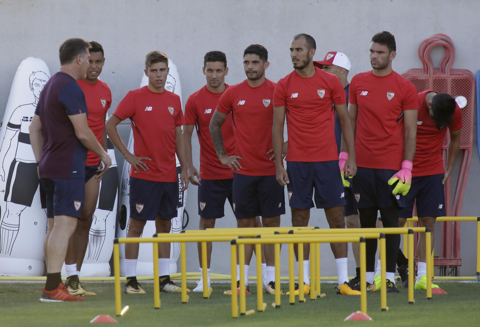 Berizzo se dirige a varios jugadores del Sevilla, Muriel, Pozo, Jesús Navas, Banega, Pizarro y Juan Soriano.