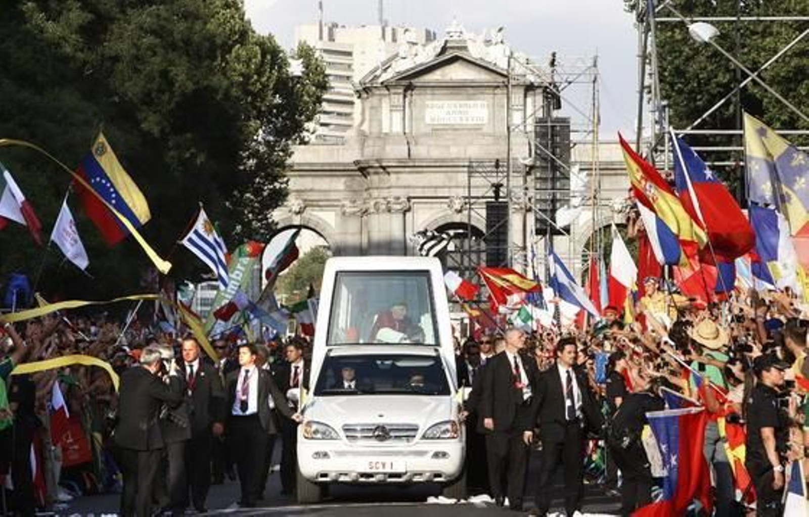 El papa en la Puerta de Alcalá.

Foto: EFE